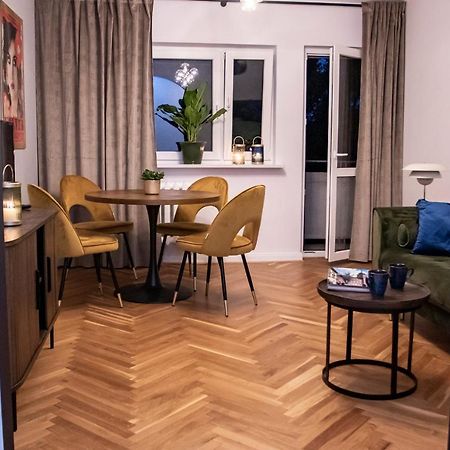 Apartament Przy Metrze Wierzbno Z Nuta Vintage Warsaw Luaran gambar